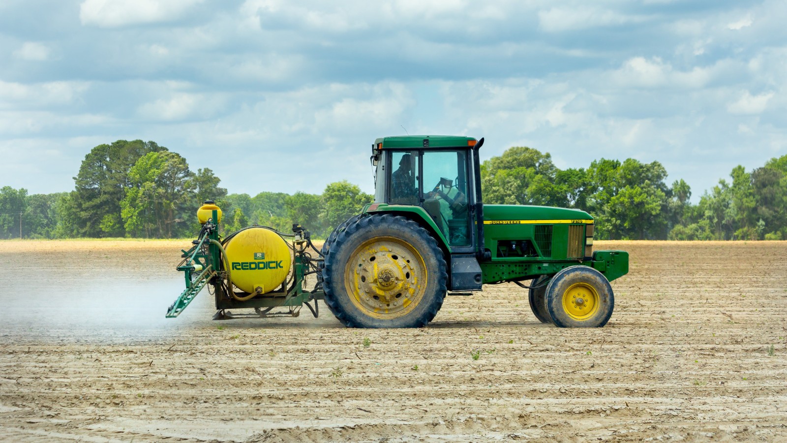 tracteur pesticide